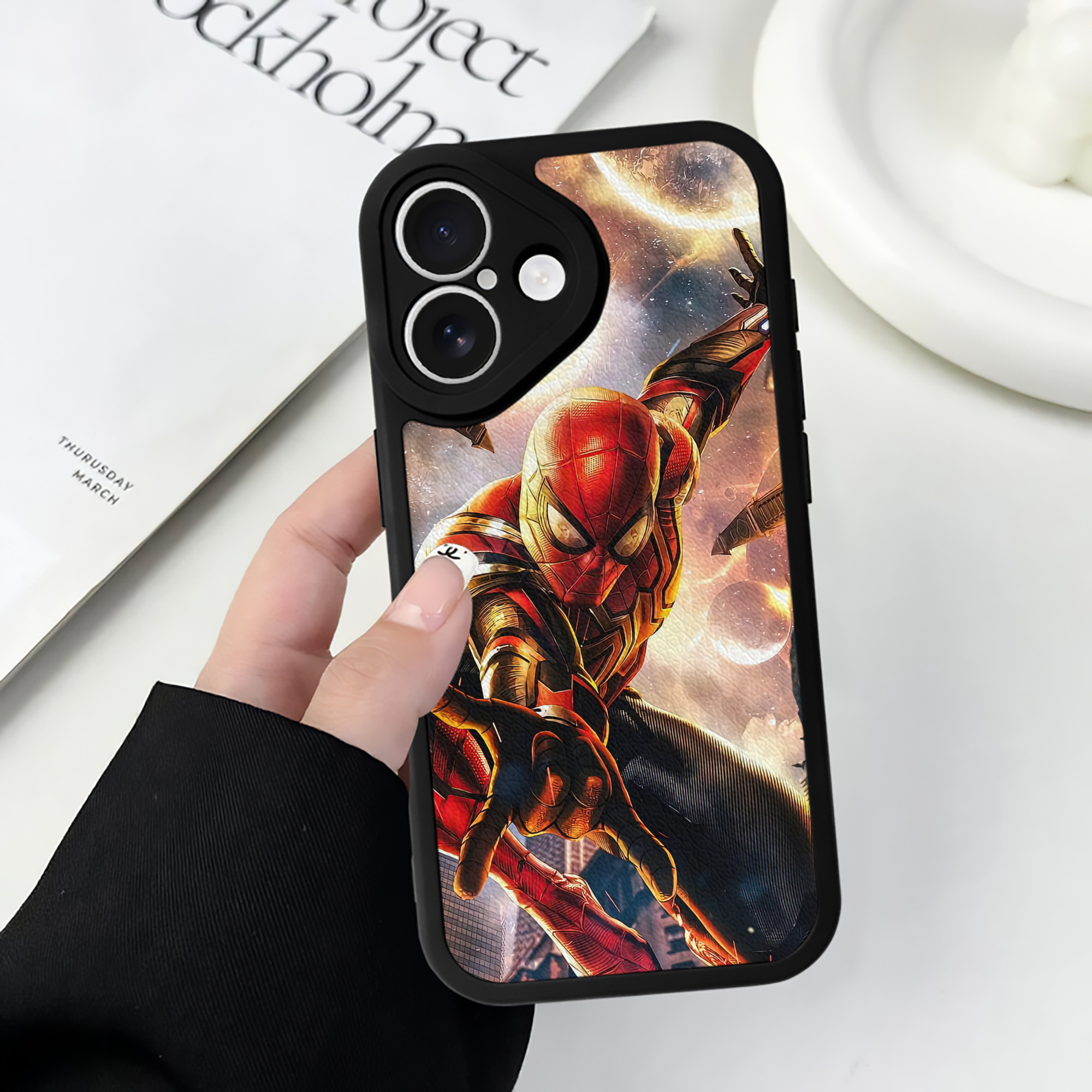 Spider Man スパイダーマン 【iPhone 16シリーズ対応】シリコンスマホケース（レザー調） 材質：シリコン